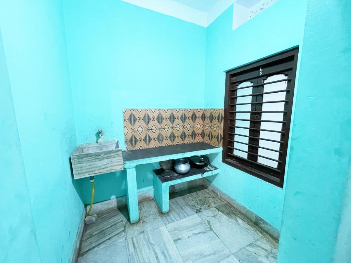 Hotel Radha Krishna Puri Ngoại thất bức ảnh