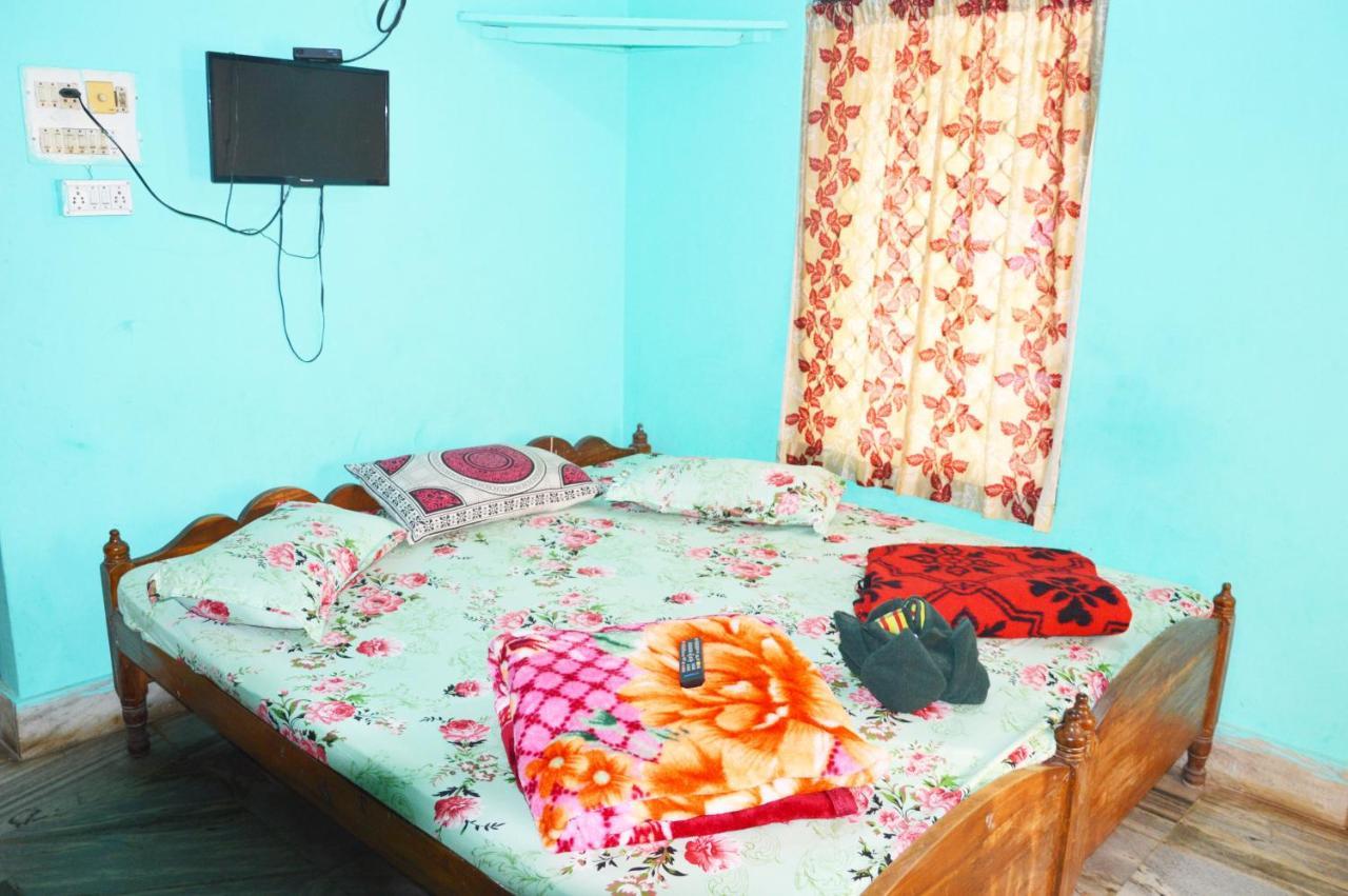 Hotel Radha Krishna Puri Ngoại thất bức ảnh